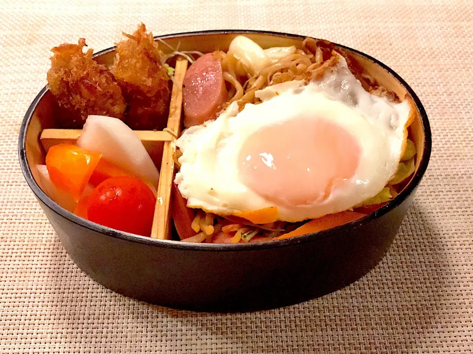 Snapdishの料理写真:焼きソバwithメンチカツ弁当|とみぃさん