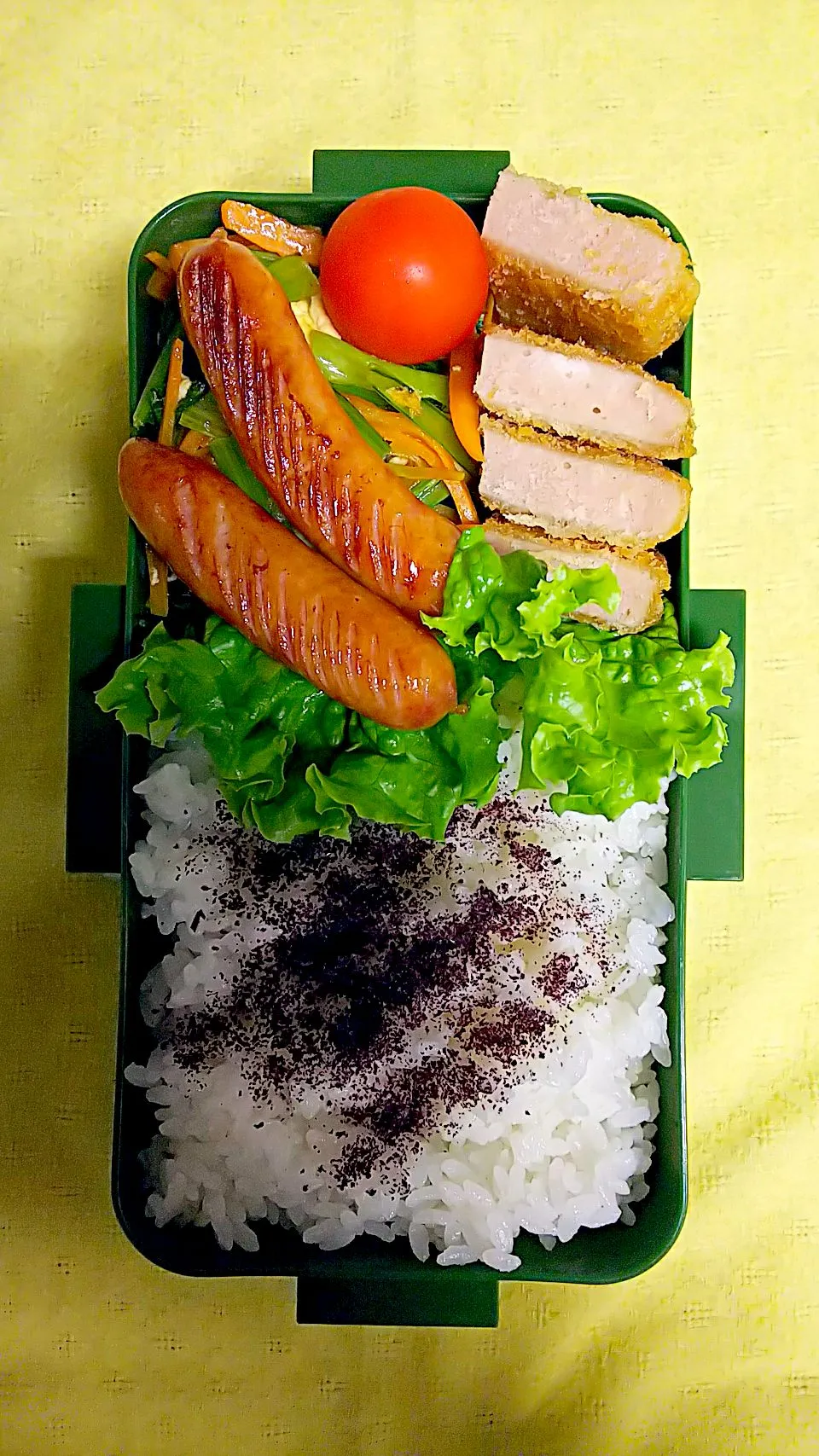 夫お弁当🙋 野菜チャンプルー ソーセージ ハムカツ ふりかけはゆかり|かねしろ食堂さん