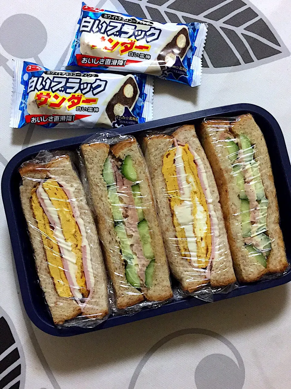 20181127兄弁当🍱。ハム卵チーズサンドとツナきゅうりサンド、ブラックサンダーは忘れ去られた余ったお土産😓|hanakoさん