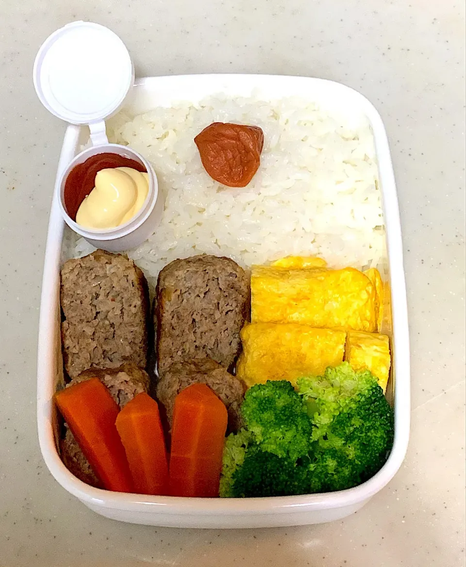 Snapdishの料理写真:シンプルにしたハンバーグ弁当🍱|Kob Sathapornさん