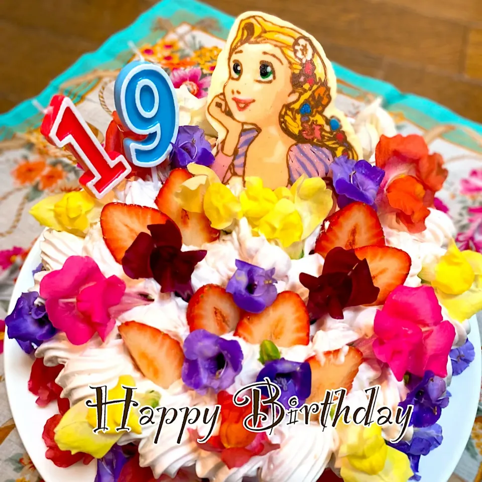 Snapdishの料理写真:バースデーケーキ
 #バースデー  #お誕生日  #ケーキ  #ディズニー  #バースデーケーキ #ラプンツェル #プリンセス|ヒロさん