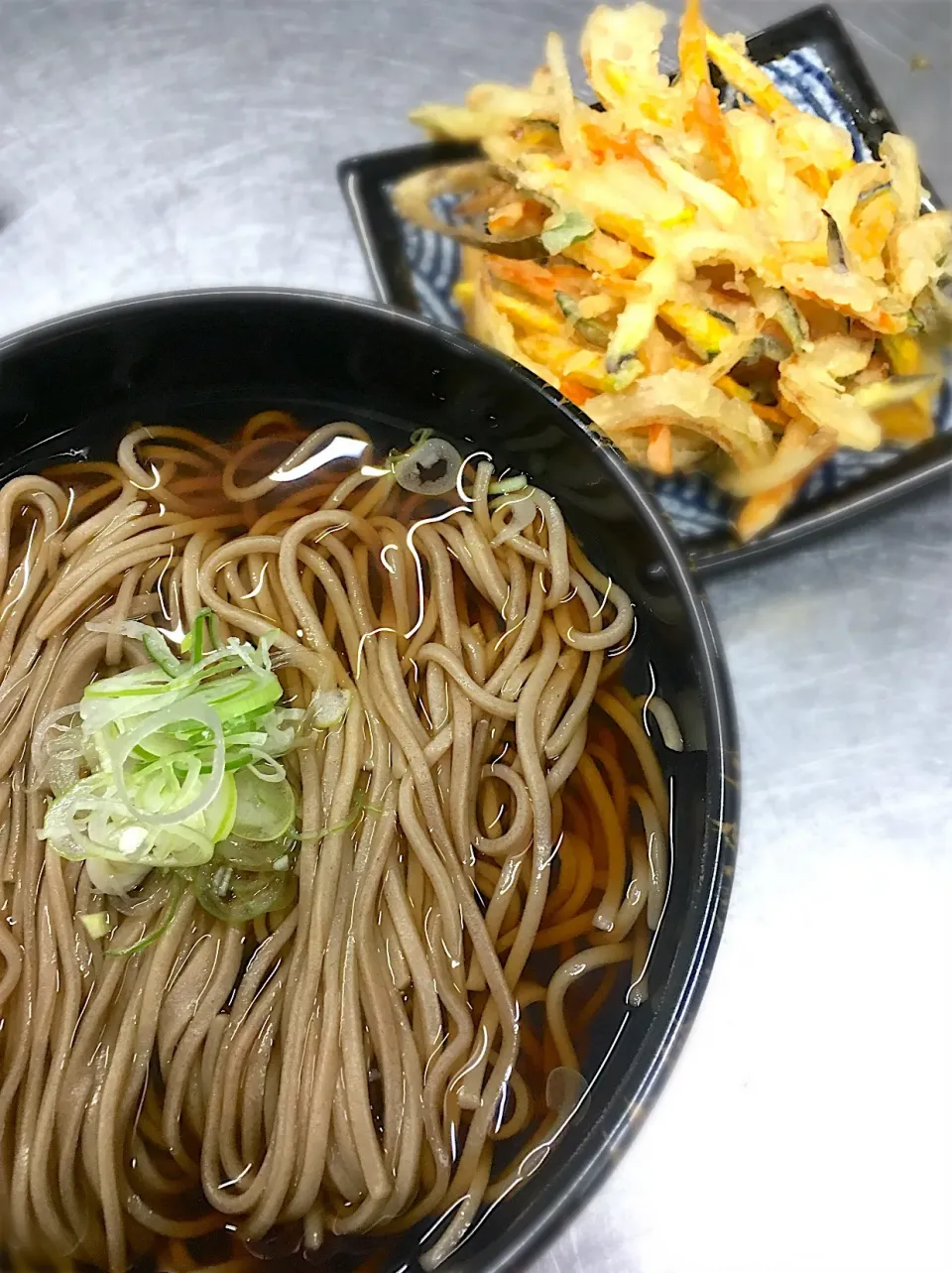 Snapdishの料理写真:野菜かき揚げ蕎麦|内気なjohnnyさん