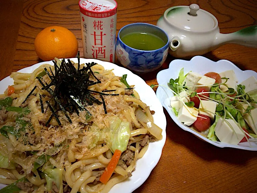 テニス前実家で作る今日の男飯(°°;)野菜たっぷり焼きうどん&豆腐とトマト甘酒漬けサラダ&甘酒&静岡みかん&静岡茶...♪*ﾟ|ひーちゃんさん