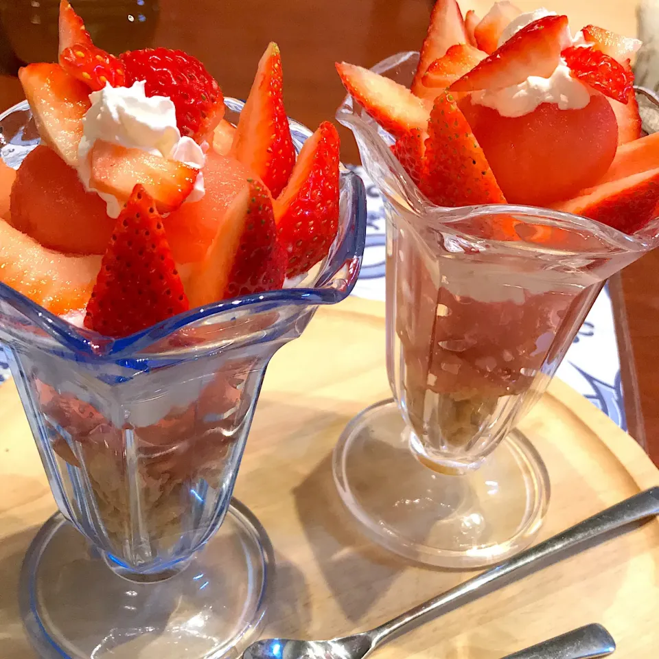 Snapdishの料理写真:いちごパフェ🍓
スイカといちごで
赤のデザート♪|mokoさん