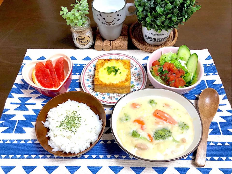 厚揚げの味噌マヨチーズ🧀焼き、クリームシチュー、ざく切りトマト🍅のシソドレサラダ|sakikoさん