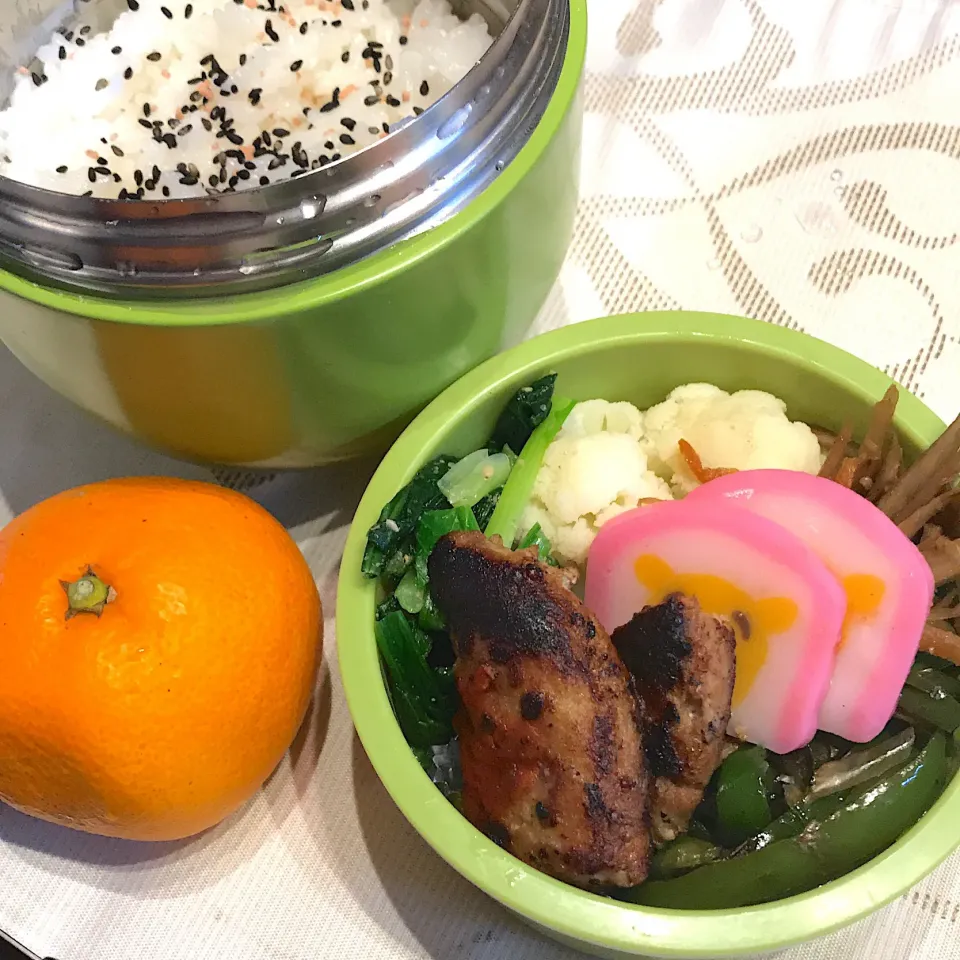 今日のお弁当🍱
ハンバーグと
ピーマン炒め
マッシュルームと青梗菜の
スープと一緒に😋

雨が降りそうな空
雨具の用意を
忘れずにね🙂

今日も気をつけて
いってらっしゃい👋😊|mokoさん