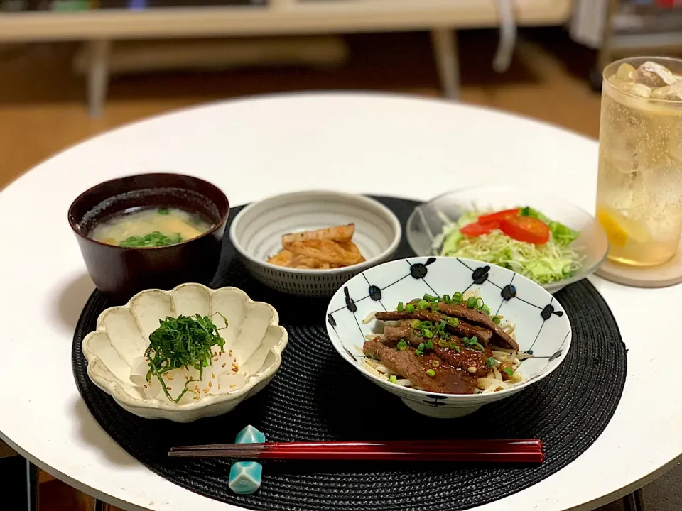 Snapdishの料理写真:ばんごはん。焼肉、イカのお刺身、野菜サラダ、レンコン炒め、大根とにんじんのお味噌汁。|yukiさん