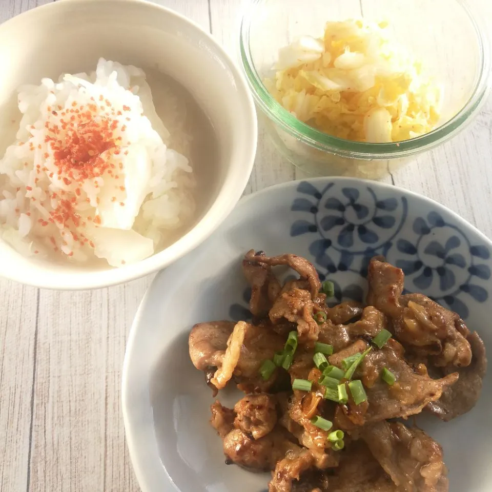 Snapdishの料理写真:白菜雑炊と豚肉炒めの朝ごはん白菜漬けプラス|はるさん