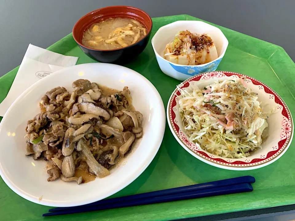 牛肉ときのこのオイスターマヨ炒め、冷奴、しらすシソ大根サラダ、味噌汁|Tadahiko Watanabeさん