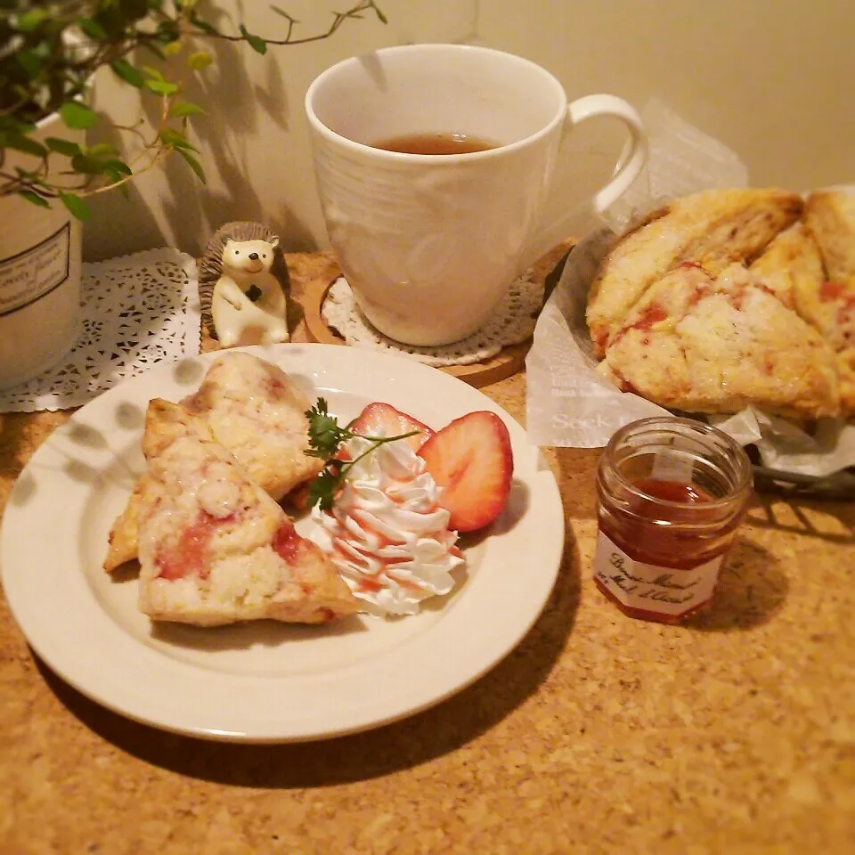 Snapdishの料理写真:＊いちごとホワイトチョコのスコーン＊|sayakaさん