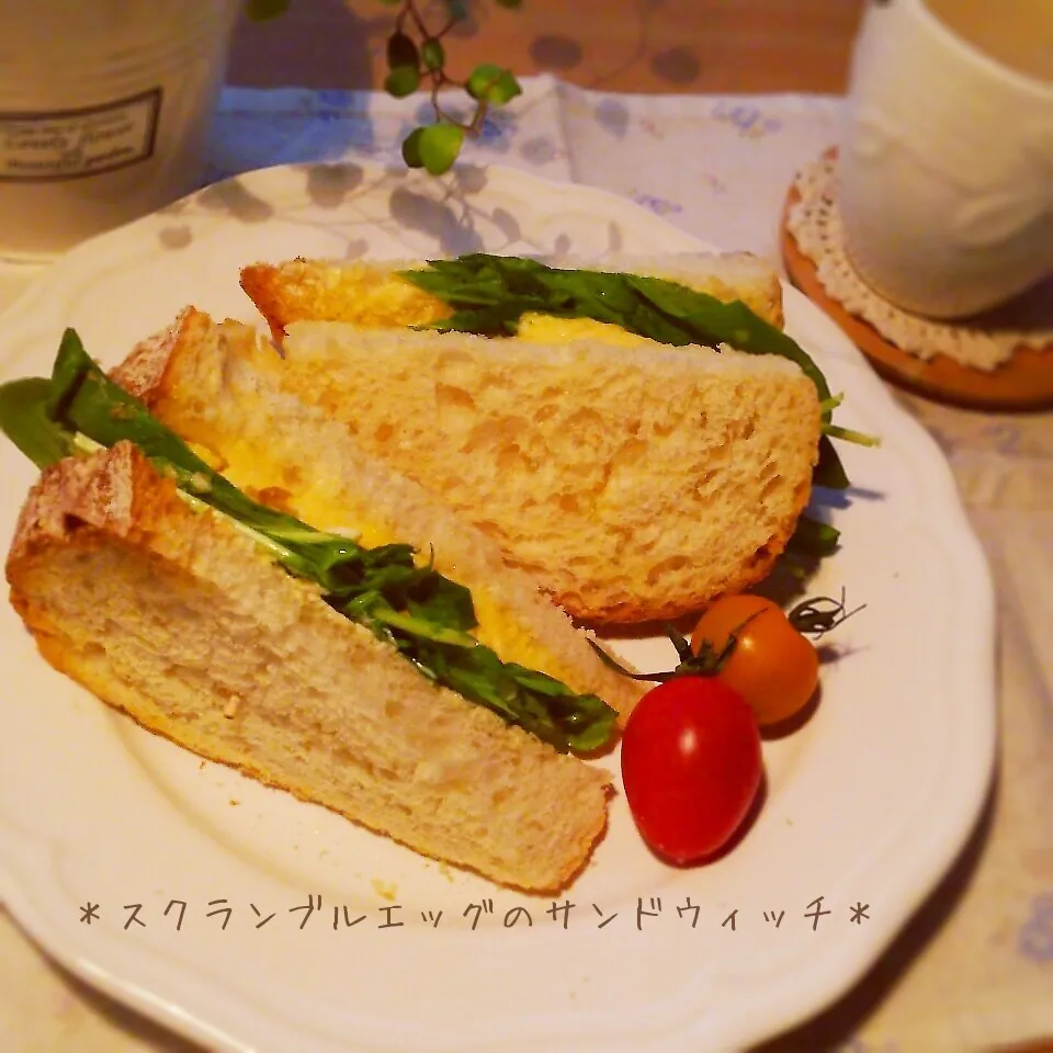 Snapdishの料理写真:＊とろとろスクランブルエッグとほうれん草のサンドウィッチ＊|sayakaさん