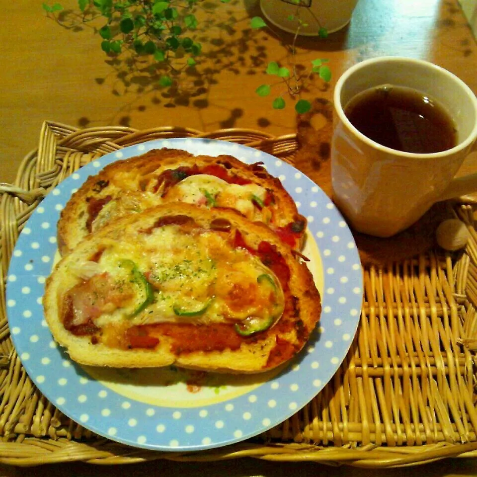 Snapdishの料理写真:ちょこっと残ったトマトソースdeピザトースト♪|sayakaさん