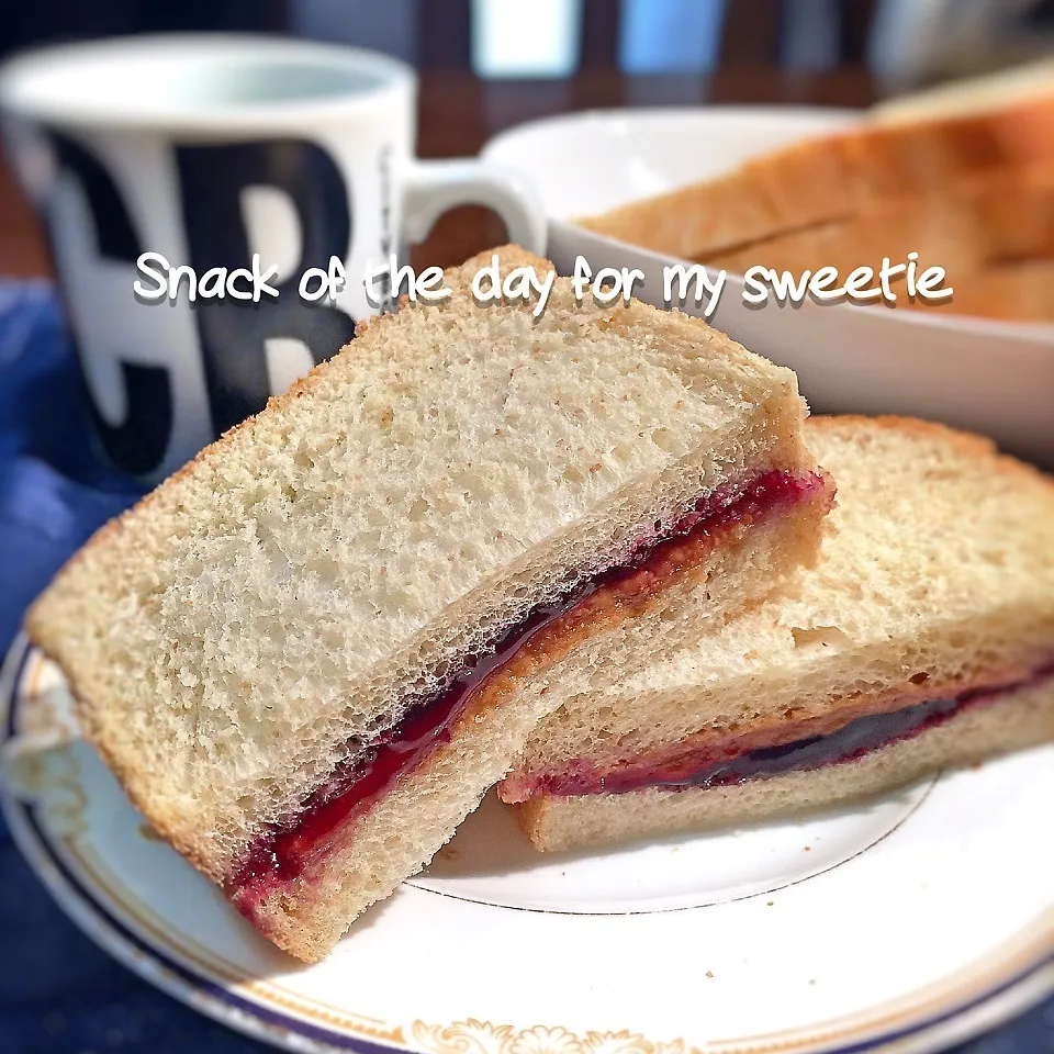 Snapdishの料理写真:Pb&Jサンドイッチ ＊本日の息子おやつ＊|Lizさん