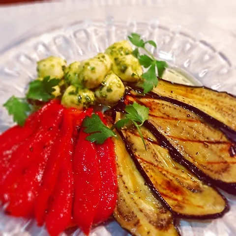 Snapdishの料理写真:焼き野菜のマリネとバジルペーストで和えたボッコンチーニ|Lizさん