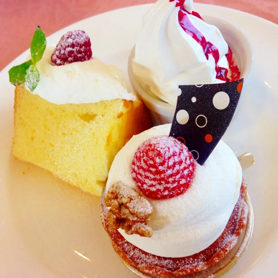 Snapdishの料理写真:北菓楼本店のケーキセット🍰|Daikiさん