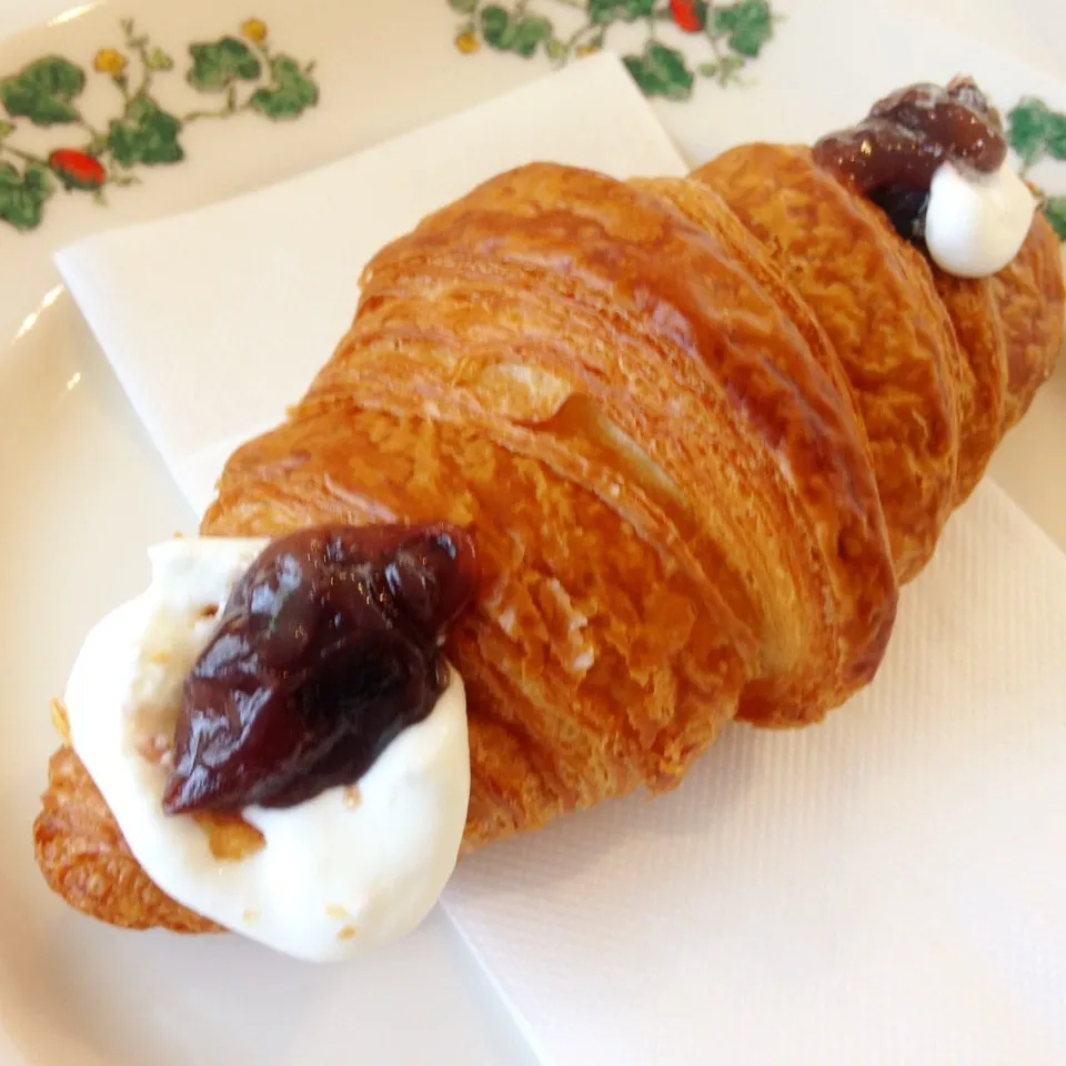 Snapdishの料理写真:六花亭のお菓子屋のクロワッサン🥐|Daikiさん