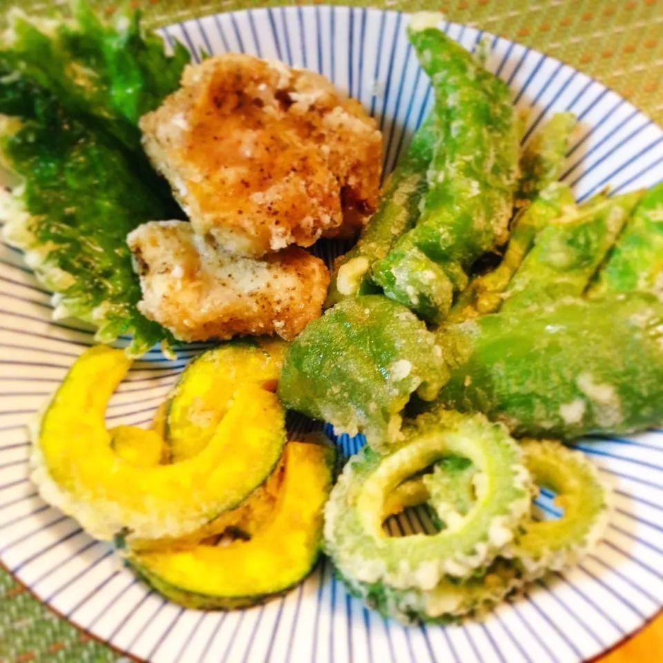 夏野菜の天ぷらと真カスベの唐揚げの晩ごはん💕|Daikiさん