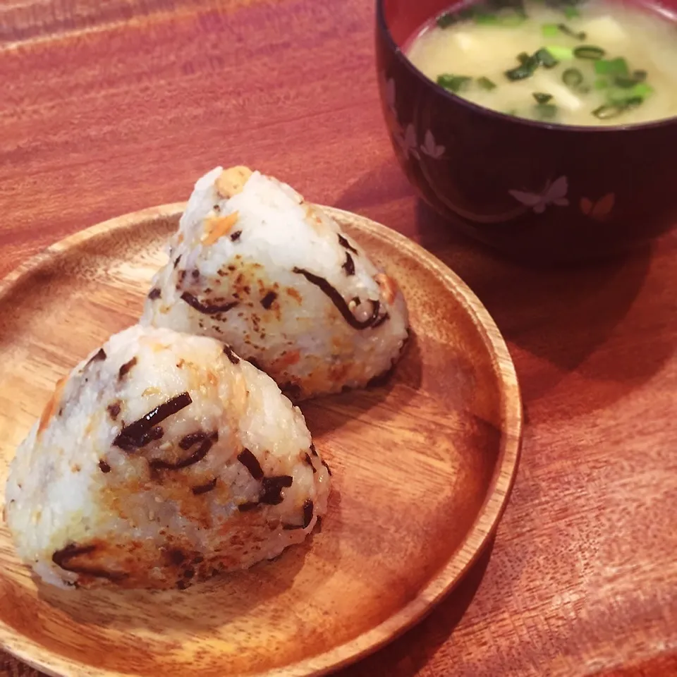 朝ごはん♪ごま塩昆布鮭チーズ焼きおにぎりで頑張ってこーい！|rinrinさん