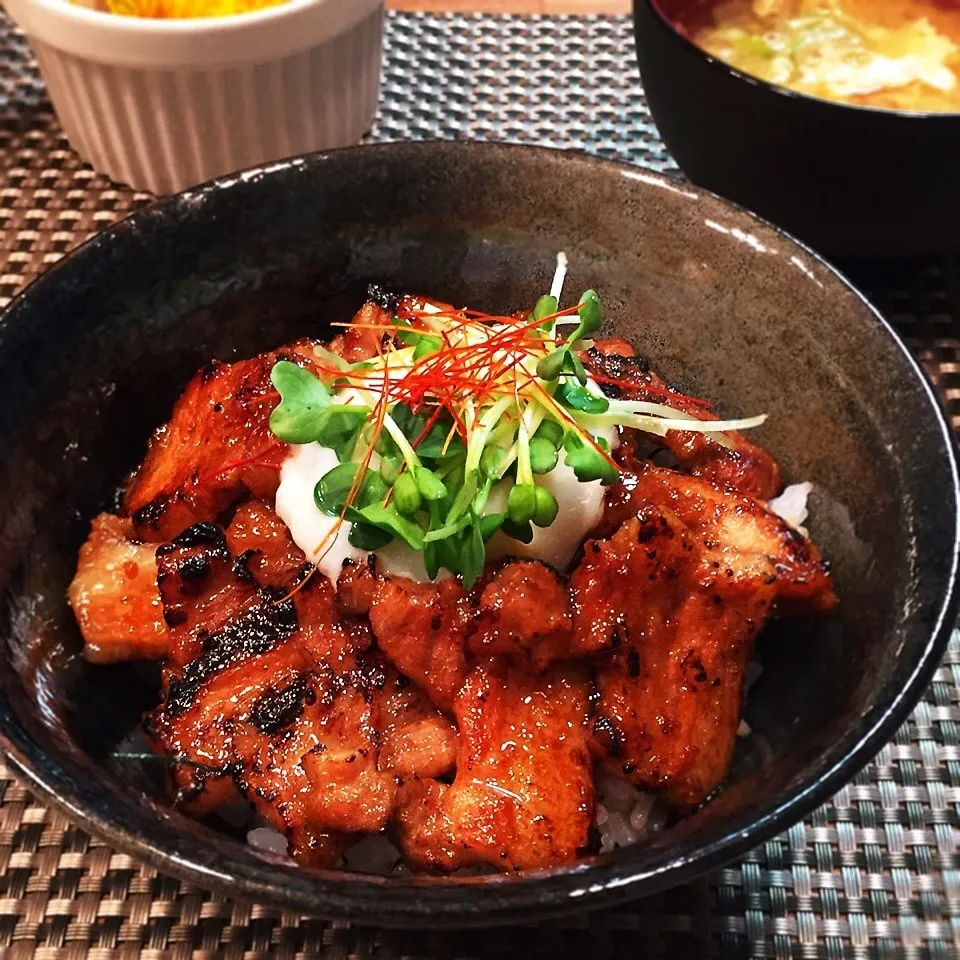 Snapdishの料理写真:炙り豚バラ焼肉丼〜温玉のせ♡|rinrinさん