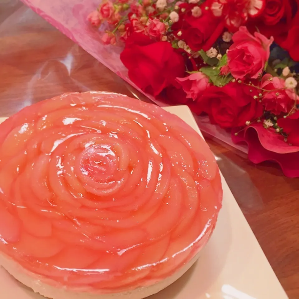 Snapdishの料理写真:桃缶で薔薇のレアチーズケーキ♡|rinrinさん