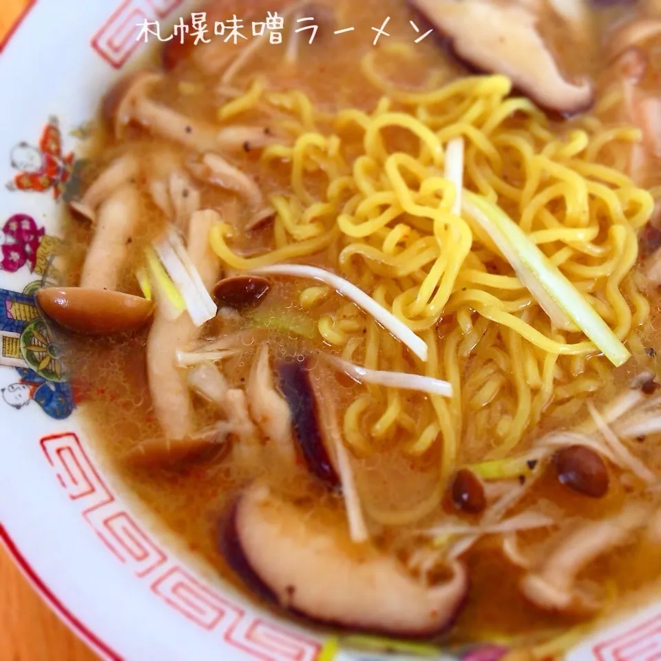 Snapdishの料理写真:味噌ラーメンのお昼ごはん^_^|Daikiさん