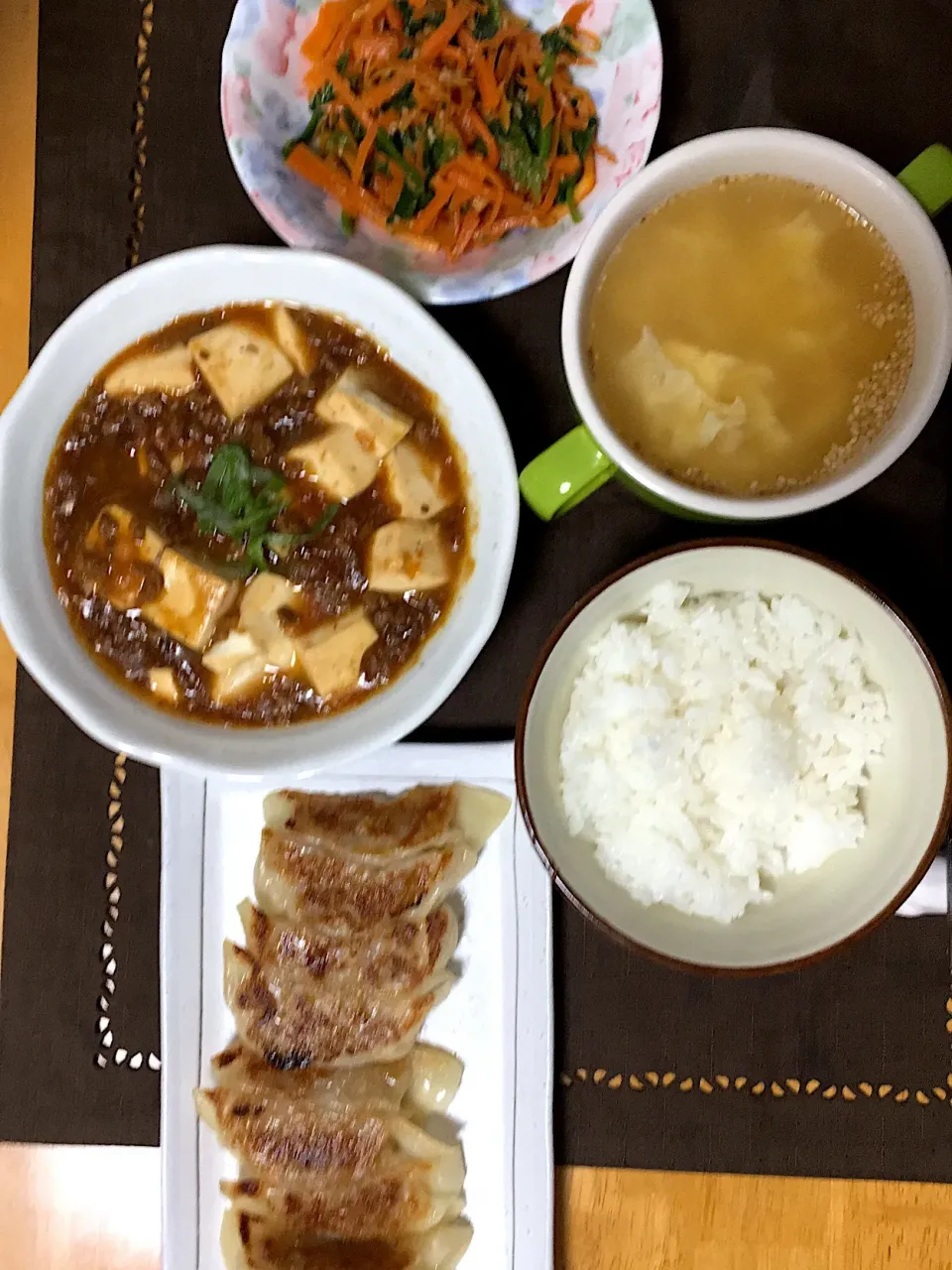 麻婆豆腐、餃子、ほうれん草と人参ナムル、卵スープ|みさきさん