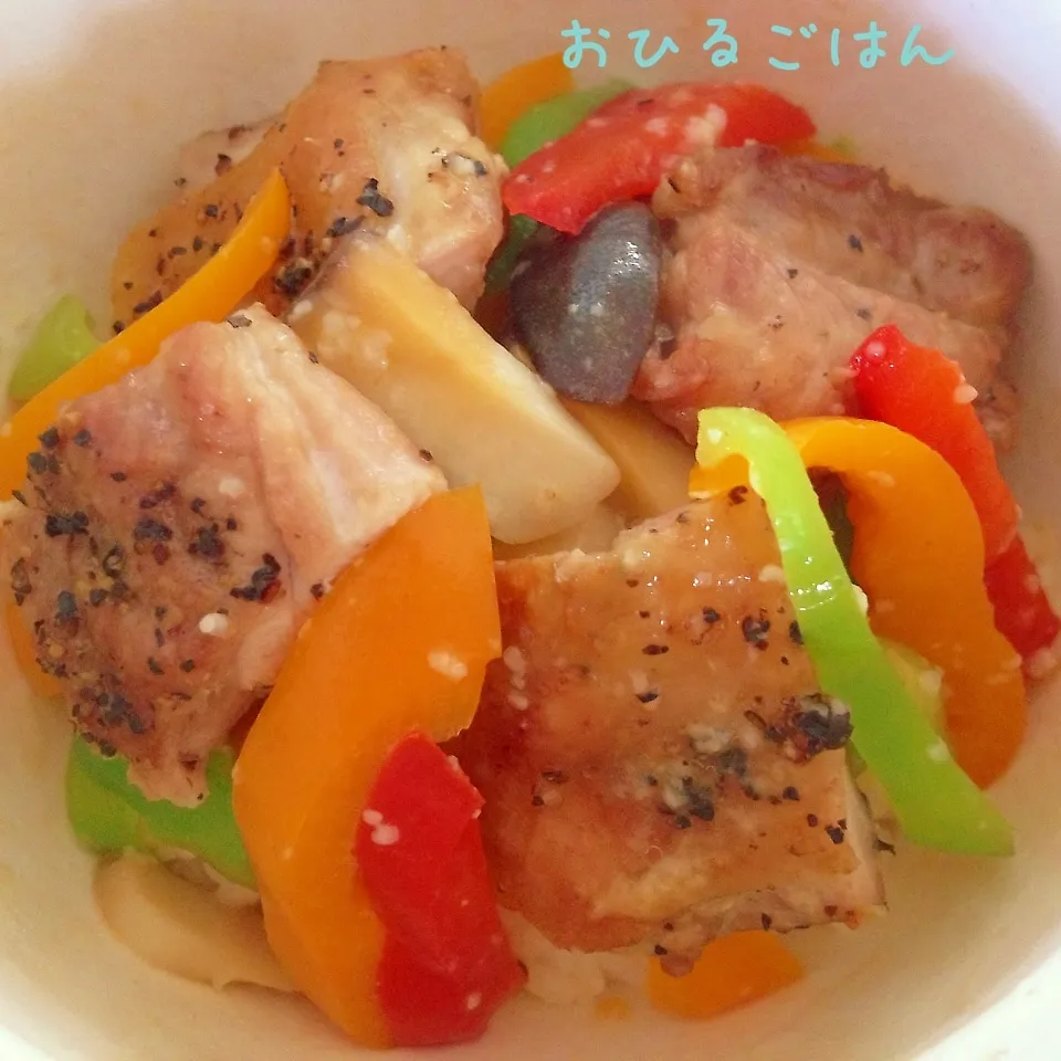 パプリカとエリンギ塩麹炒めと鶏ののっけ丼|Daikiさん