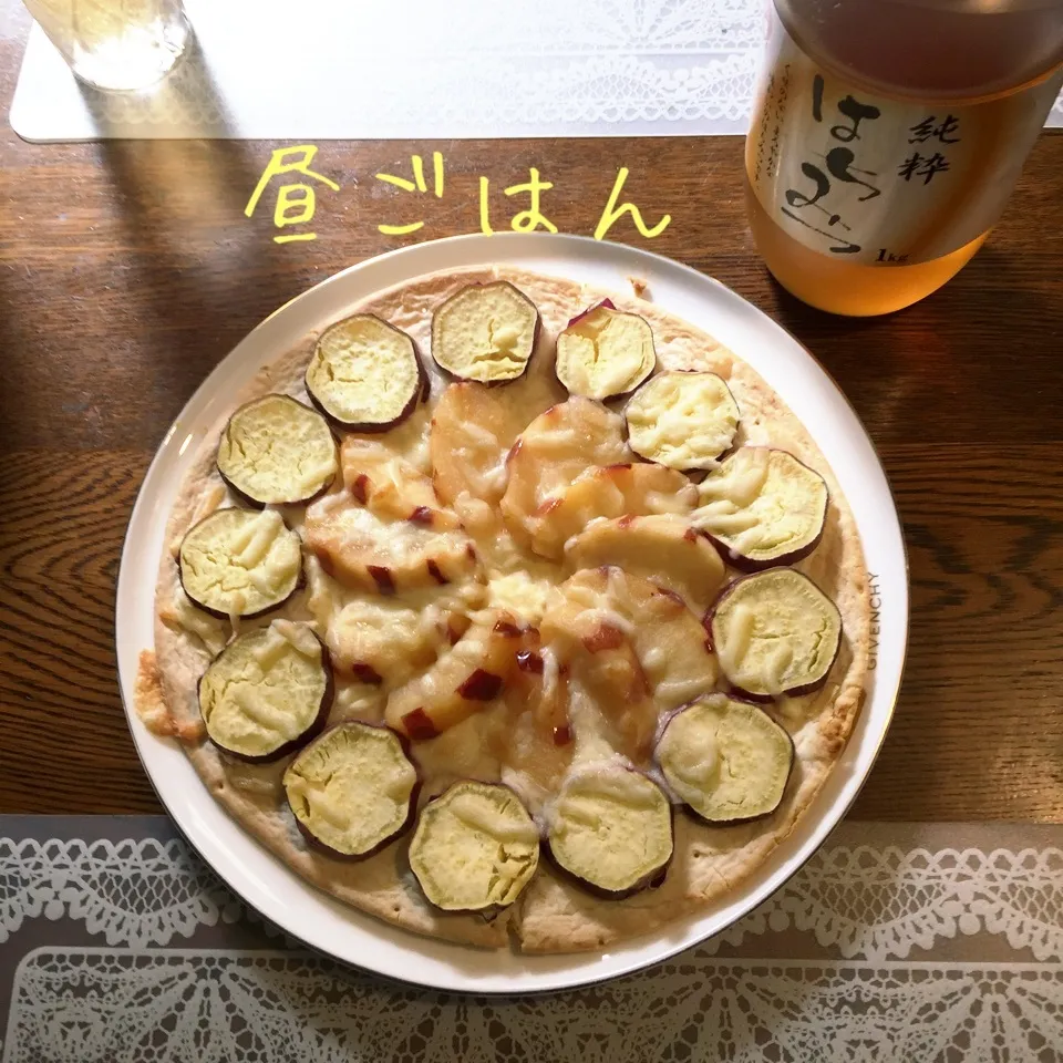 Snapdishの料理写真:薩摩芋とリンゴのシロップ煮の蜂蜜ピザ|yakinasuさん