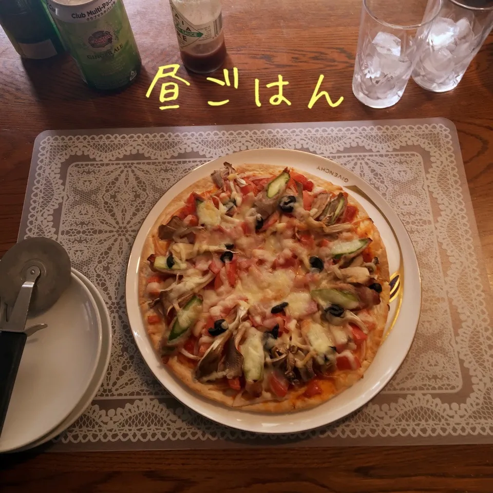 Snapdishの料理写真:トマトソースのベーコン、アスパラ、舞茸ピザ|yakinasuさん