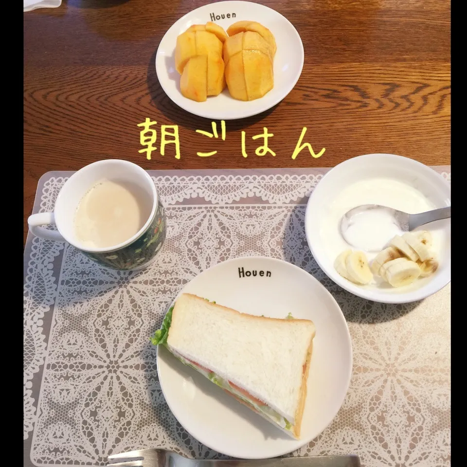 Snapdishの料理写真:BLTサンド、ヨーグルトバナナ、柿、ミルクティー|yakinasuさん