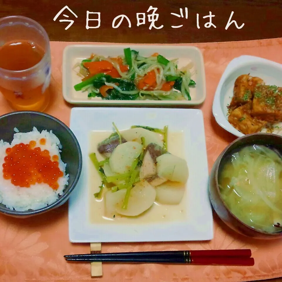 Snapdishの料理写真:いくら丼＆ぶりとかぶの煮物|かおりんさん