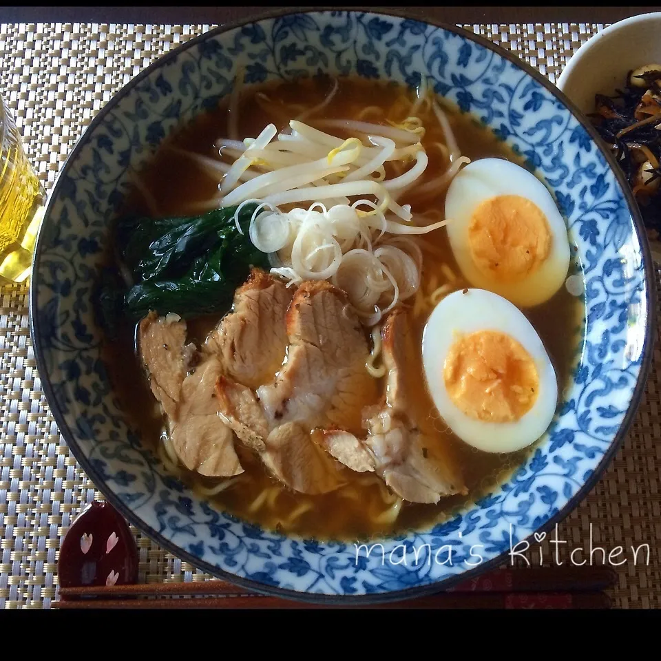 Snapdishの料理写真:自家製焼き豚でラーメン♪|まなまな♡さん