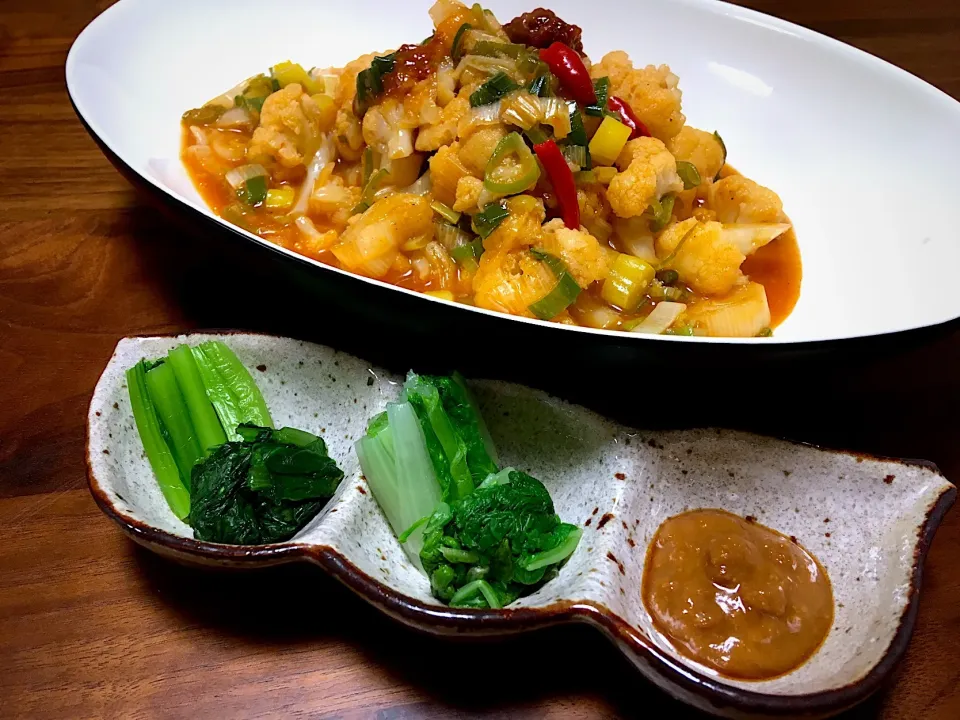 カリフラワーの甘チリソース炒め☁️🌶 ＆二種青菜茹での味噌酢添え🌱🌿|ぱぴこ家さん