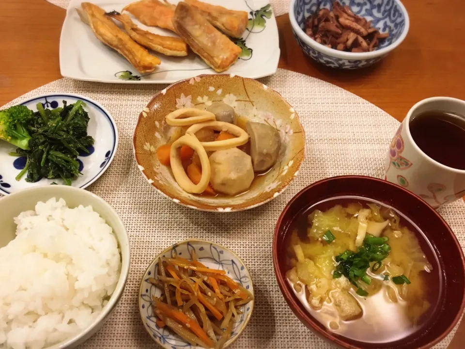 18/11/28 夕飯♪ イカと里芋大根の煮物 ほうれん草胡麻和え きんぴらゴボウ 味噌汁 鮭ハラス|ikukoさん