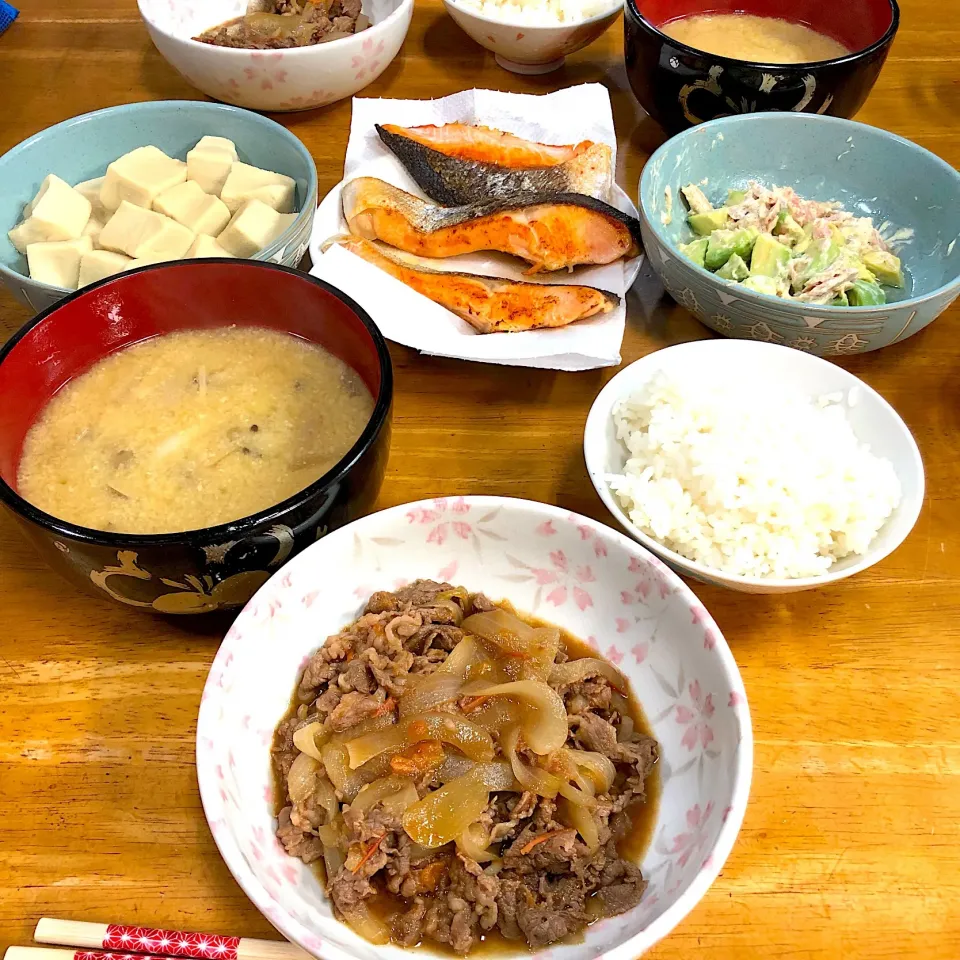 Snapdishの料理写真:トマトすき焼き風牛肉のしぐれ煮、アボカドサラダ、焼き鮭、みそ汁、高野豆腐😋|すかラインさん