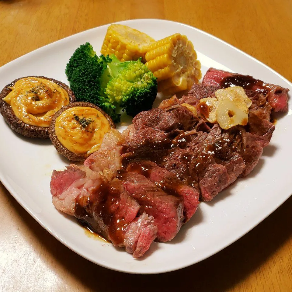 Snapdishの料理写真:お安いお肉で極上のレアステーキ♪|marikuruさん