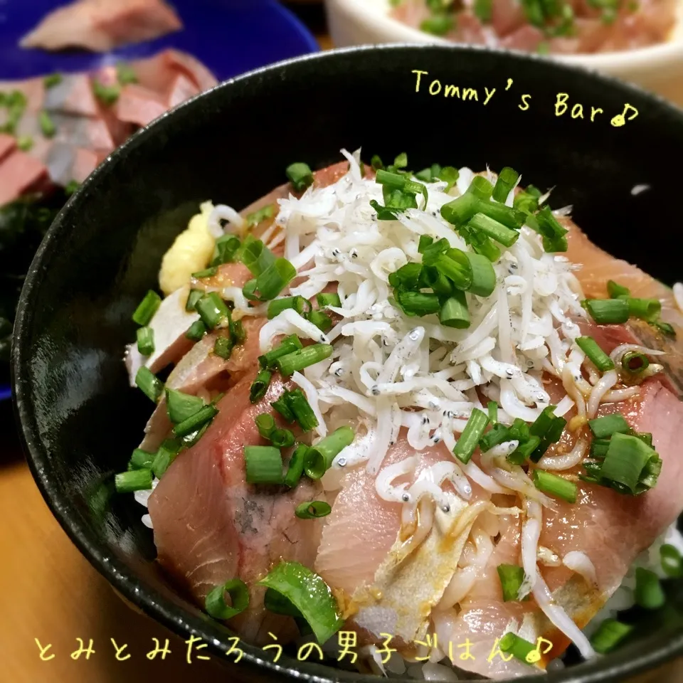 Snapdishの料理写真:コストコのちりめんじゃこ✖︎ツバス刺身✖︎ワケギ丼♪|とみとみたろうの男子ごはん♪さん