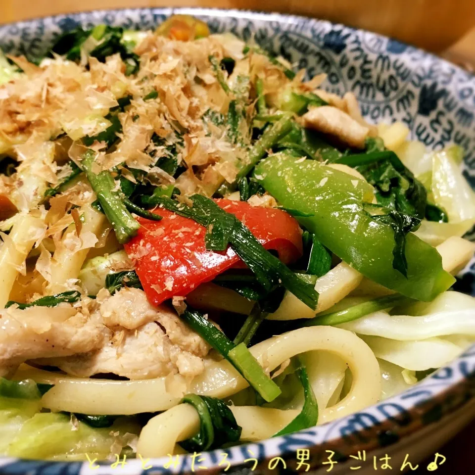 空芯菜とニラと青唐辛子入り！鶏油✖︎塩醤油焼きうどん♪|とみとみたろうの男子ごはん♪さん