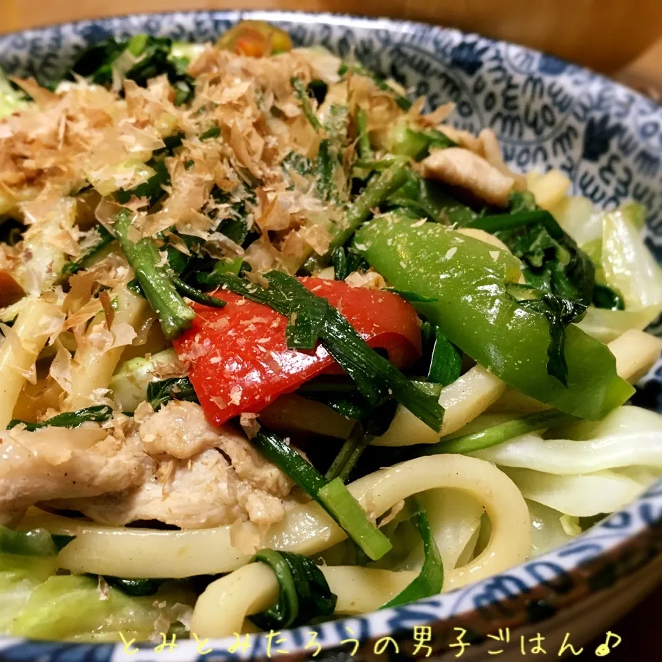 夏秋野菜と豚肉の塩醤油焼きうどん♪|とみとみたろうの男子ごはん♪さん