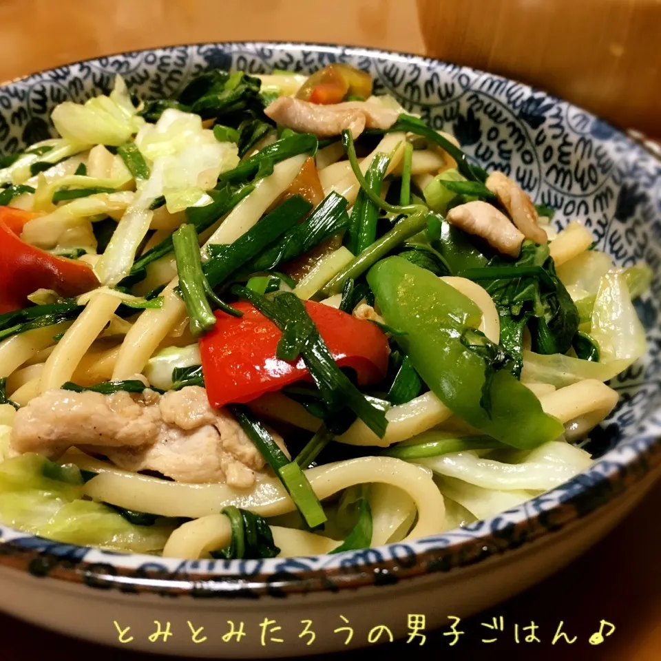 秋も夏野菜満載！鶏油入りの塩醤油焼きうどん♪|とみとみたろうの男子ごはん♪さん