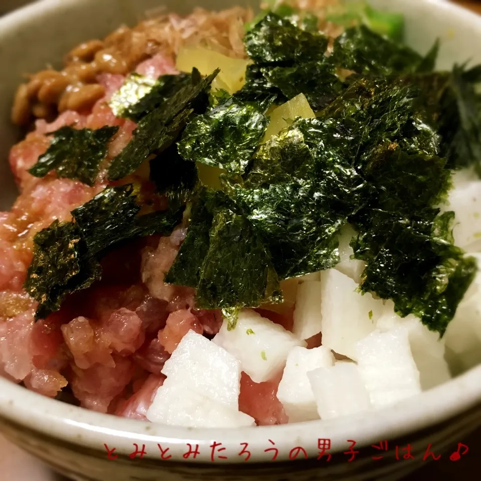 山芋とマグロとオクラと納豆とたくあんのネバネバ丼♪|とみとみたろうの男子ごはん♪さん