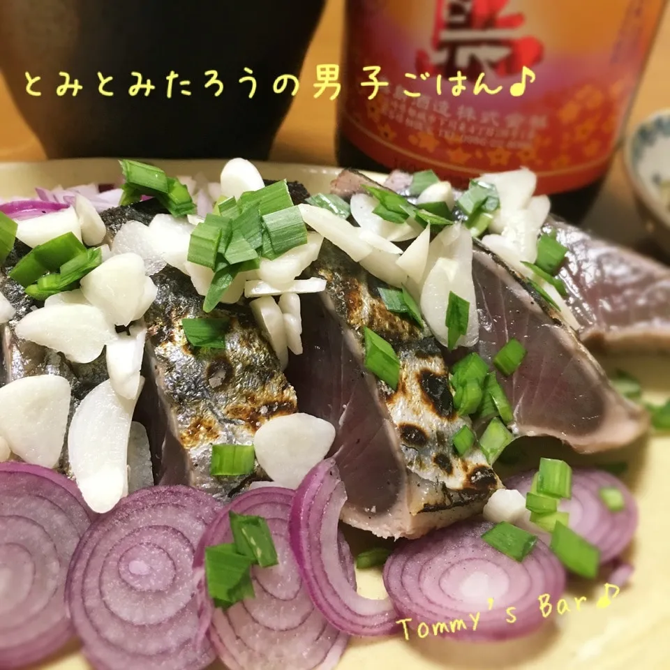 Snapdishの料理写真:ニンニクとニラをのせたカツオのタタキの紫玉ねぎペコロス添え♪|とみとみたろうの男子ごはん♪さん