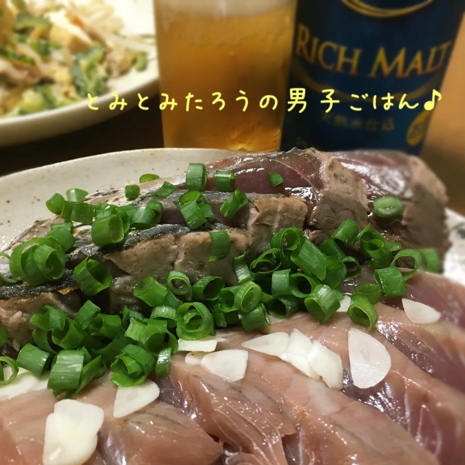 Snapdishの料理写真:夏バテ防止に！刻みネギと生ニンニクのせのカツオのタタキ♪|とみとみたろうの男子ごはん♪さん