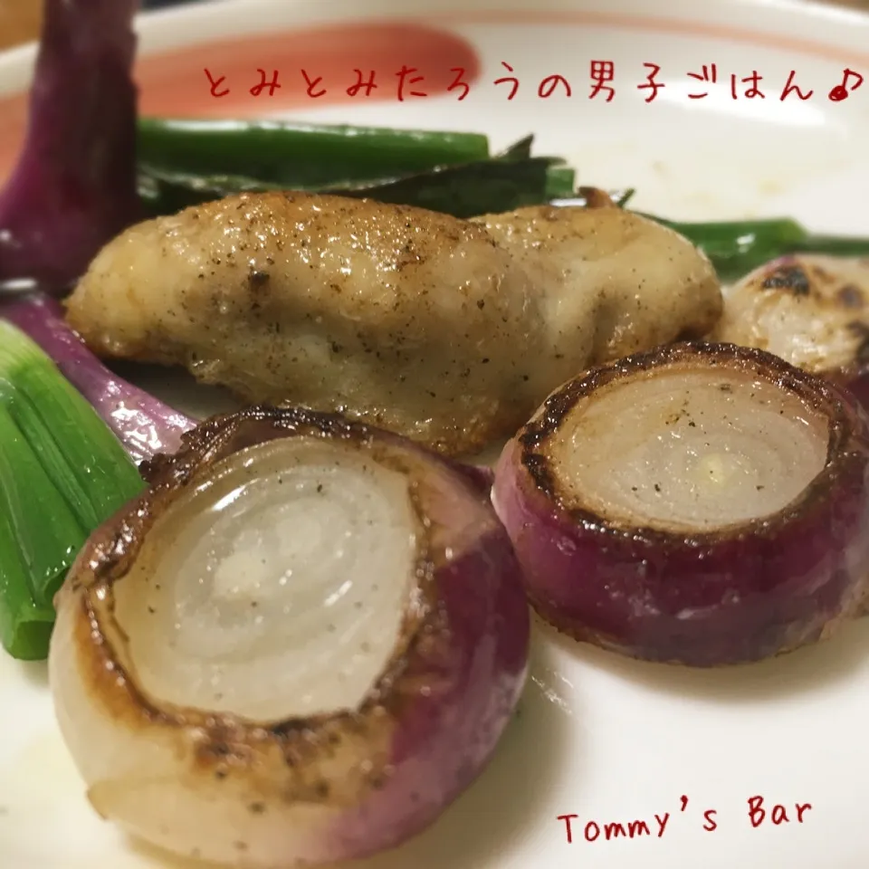 紫玉ねぎなペコロスと鶏皮ソテー♪|とみとみたろうの男子ごはん♪さん