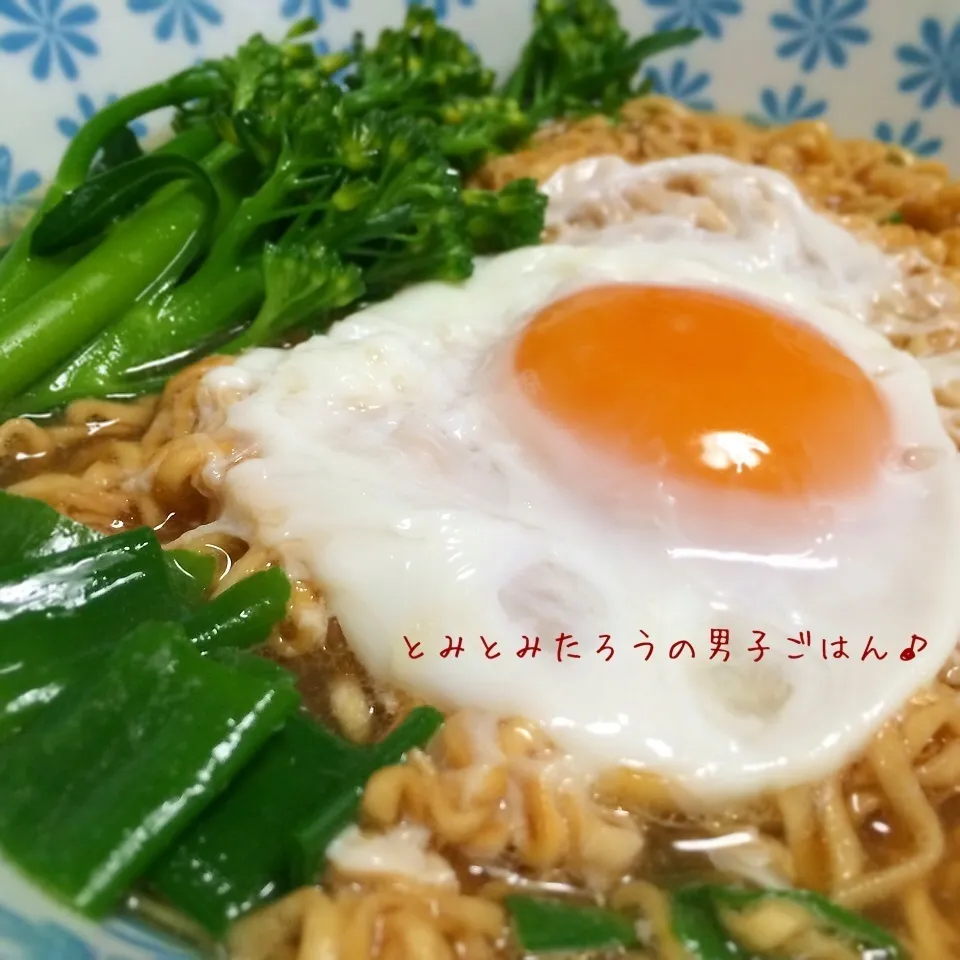 久々のチキンラーメン♪茎ブロッコリ添え‼️|とみとみたろうの男子ごはん♪さん