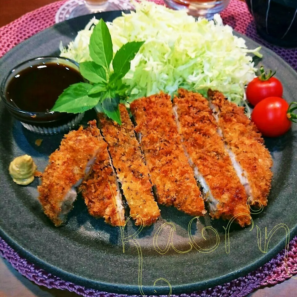 Snapdishの料理写真:二度揚げサックさくの黒胡椒風味豚カツ♪|かおりん✴︎❤︎さん