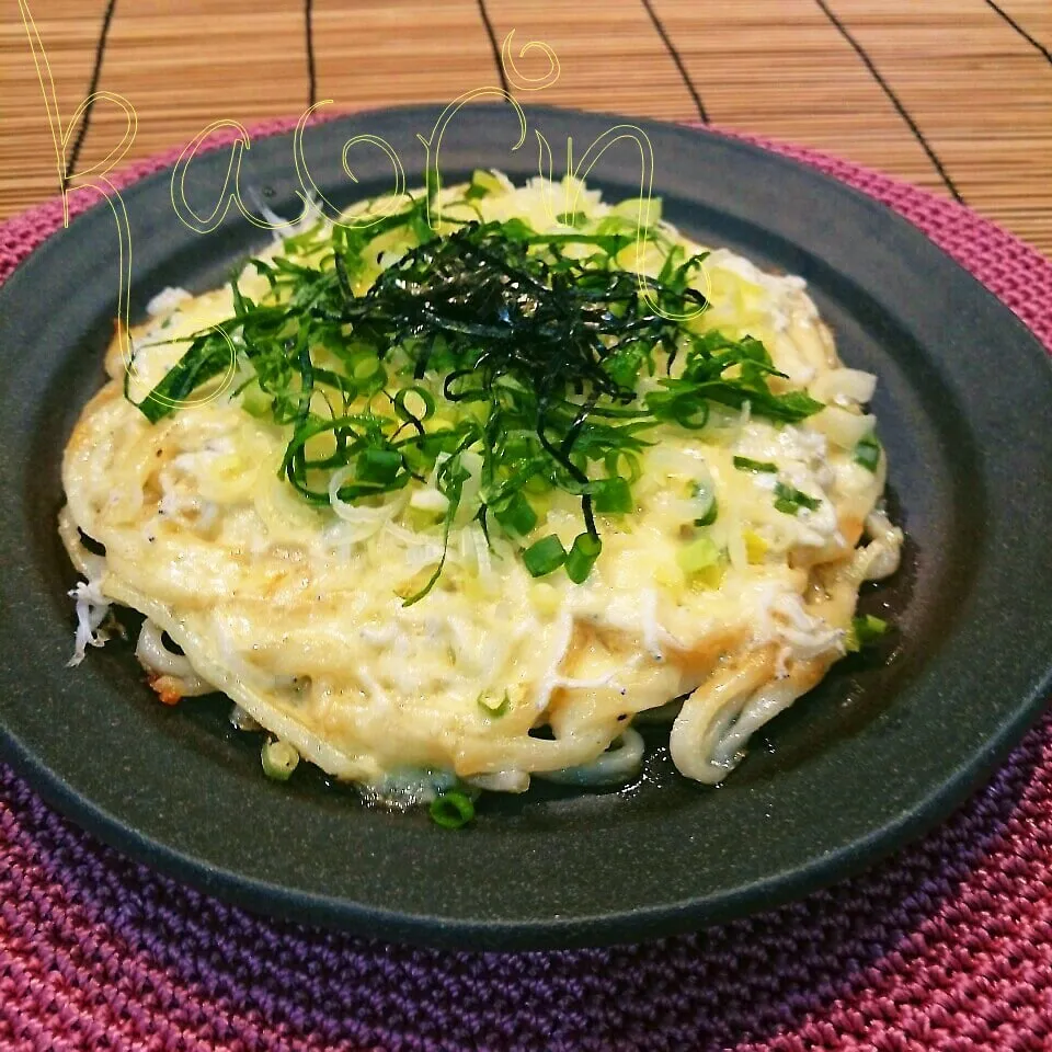 旦那に作らせたしらすとネギ大葉のうどんピザ♪|かおりん✴︎❤︎さん