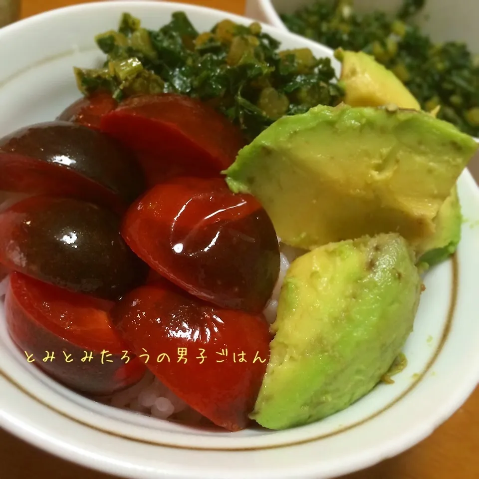 中玉トマトの麺つゆ漬けとアボカドと大根菜胡麻油炒め丼♪|とみとみたろうの男子ごはん♪さん