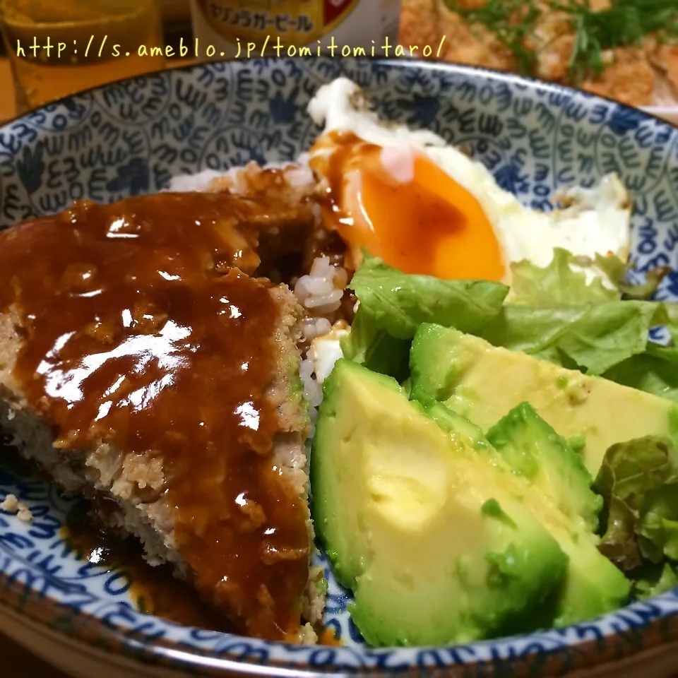 どでかいハンバーグからの！ロコモコ丼〜♪|とみとみたろうの男子ごはん♪さん