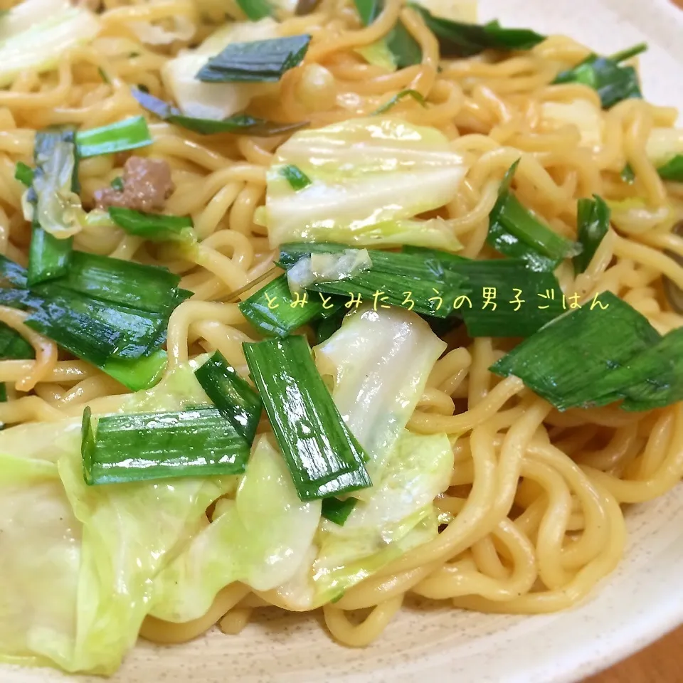 ニラとキャベツの醤油焼きそば〜♪|とみとみたろうの男子ごはん♪さん